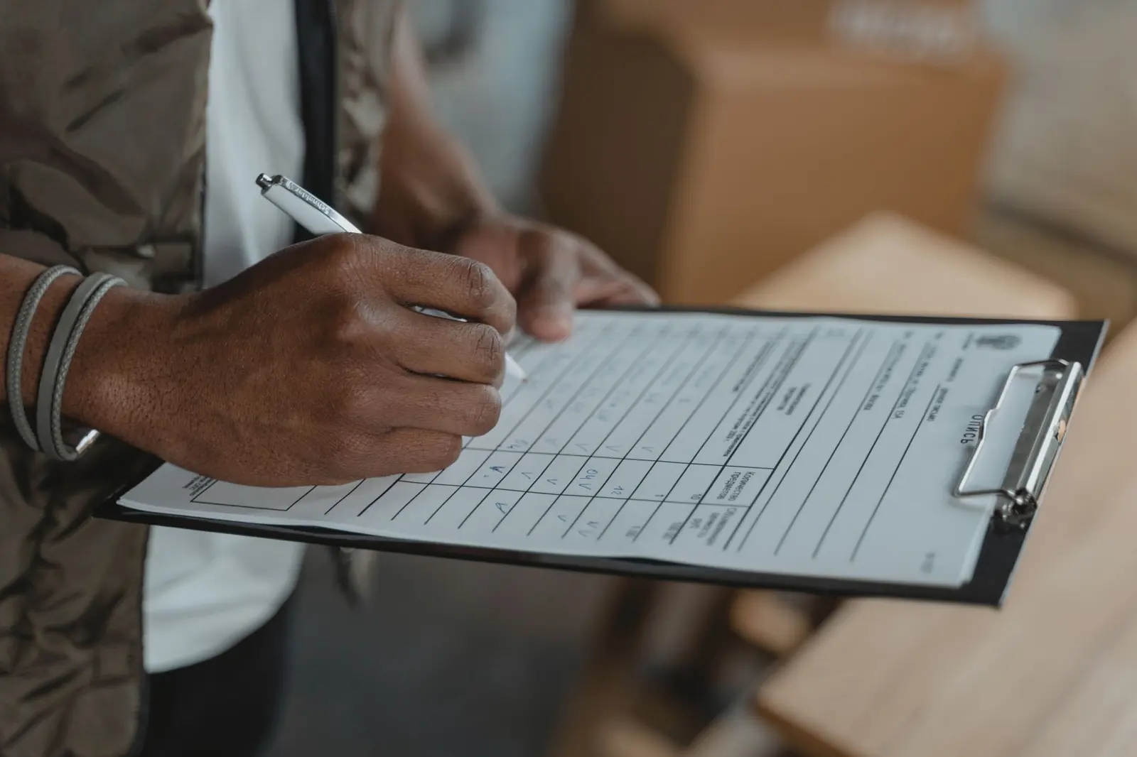 Personne remplissant une liste de contrôle sur un porte-documents
