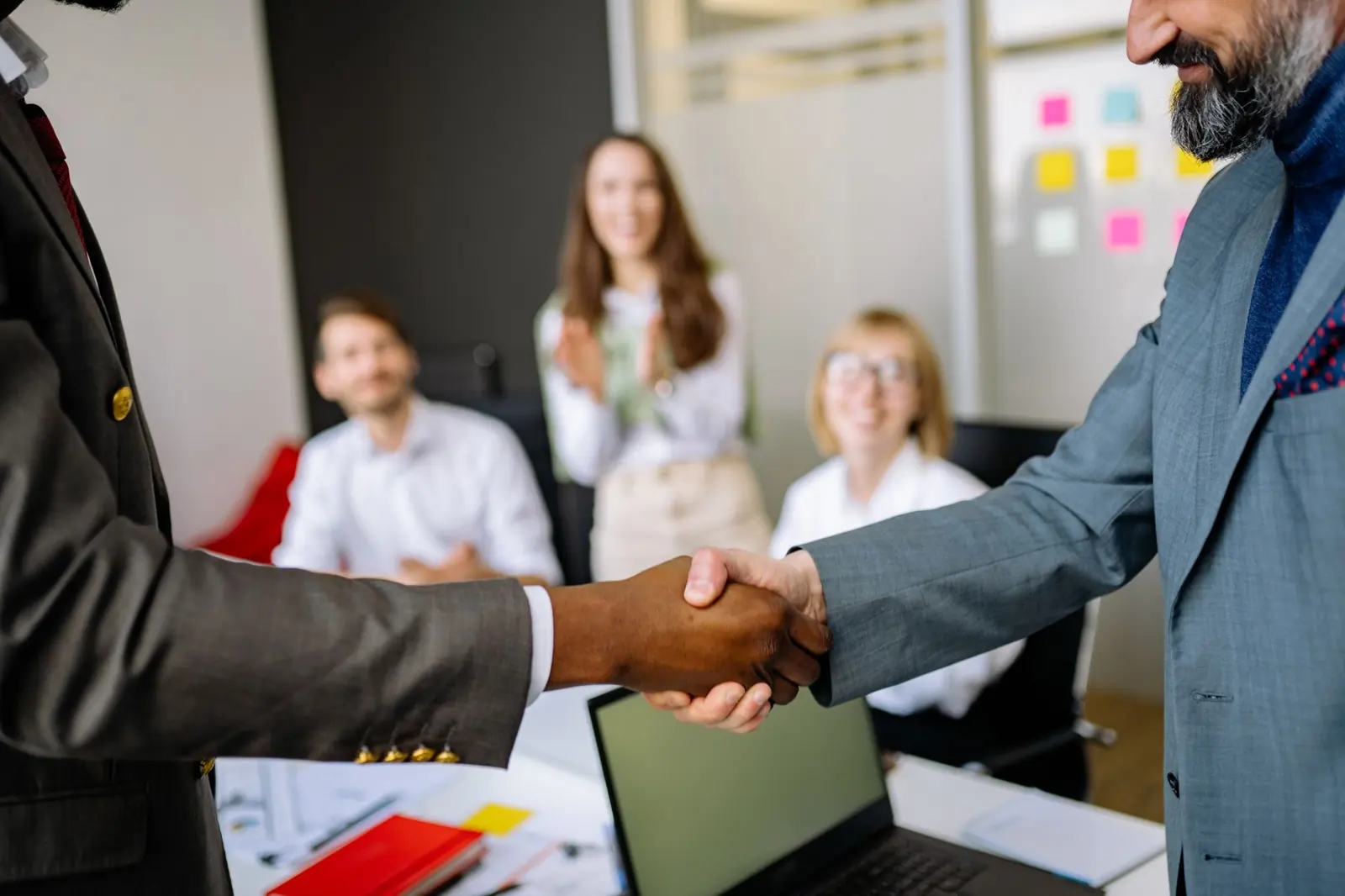 Poignée de main entre deux professionnels dans un bureau