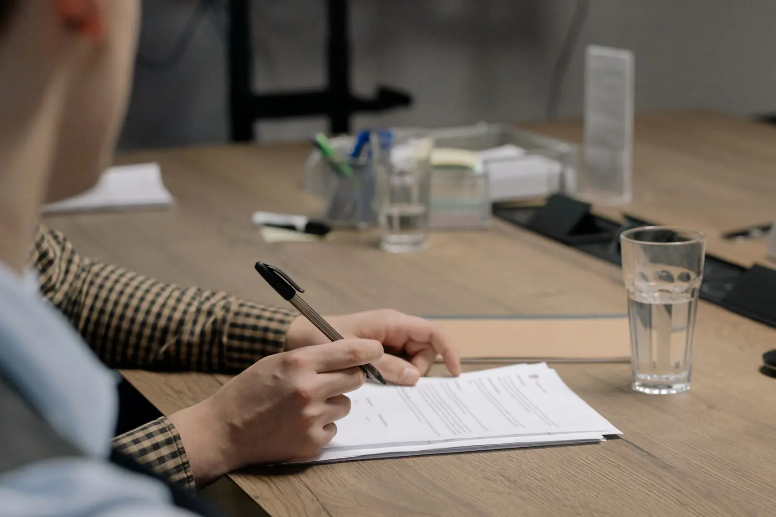 Signature d’un contrat de prestation sur une table de réunion