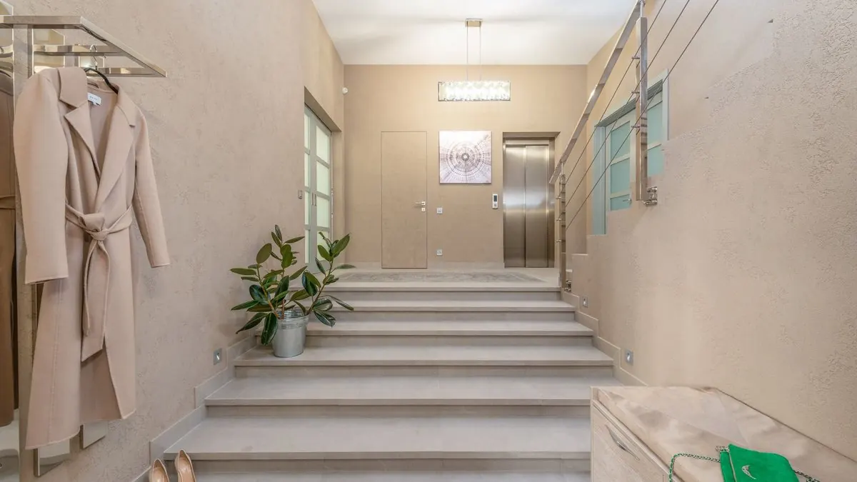 Hall d’entrée d’un immeuble avec ascenseur et escalier