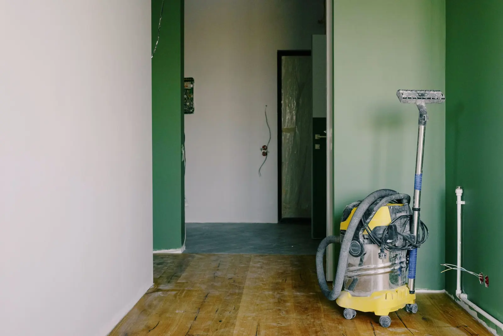 Local rénové avec un aspirateur professionnel prêt pour le nettoyage après travaux